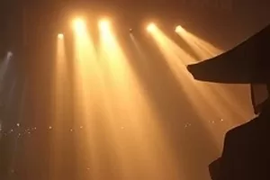 灾难剧《逆流季风》封面，暴雨中的堤坝与抢险灯