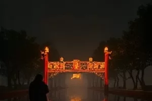 悬疑剧《第三扇窗》封面，公寓外立面三扇明暗不同的窗