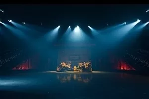 剧情片《荒原来信》封面，荒野邮筒与远处的公路