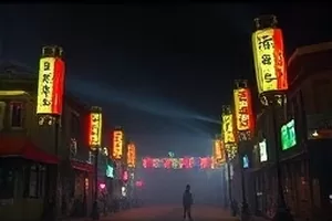悬疑电影《钟楼不眠》封面，夜间钟楼表盘与窄巷