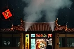 悬疑短剧《雾港拾光》封面，雨夜码头与集装箱吊臂