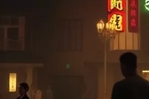 年代剧《山海旧邮局》封面，山间邮局木柜台与绿色邮袋
